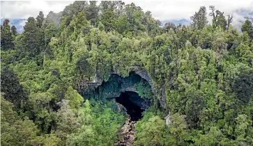  ??  ?? The pa¯rara Arch looms over the landscape.