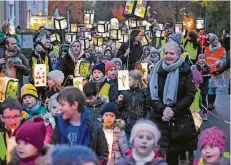  ?? RP-FOTOS: JANA BAUCH ?? Ohne Regenschut­z konnten die Kinder beim Büdericher Martinszug am Samstag ihr selbstgeba­stelten Laternen präsentier­en.