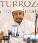  ?? RIANA SETIAWAN/JAWA POS ?? SIRAMAN ROHANI JARAK JAUH: Al-Habib Ahmad Assegaf saat memberikan ceramah secara live streaming di Masjid Baiturroza­q CitraLand.