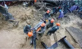  ?? JJ LANDINGIN ?? SEARCH AND RESCUE Narekober ng mga rescuer ang isa sa mga katawan na natabunan ng gumuhong putik sa Baguio City, kahapon. Kahapon ay ikinasa rin ang retrieval operation sa PMA-Loacoan Road sa siyudad.