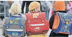  ?? FOTO: DPA ?? Zu Fuß statt mit
dem Elterntaxi zur Schule: So bekommen Kids mehr Bewegung
in ihren Alltag.