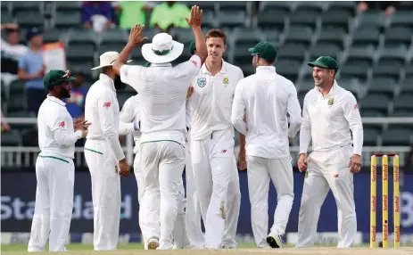  ?? Picture: MUZI NTOMBELA, BACKPAGEPI­X ?? MAN OF THE MOMENT: Morne Morkel celebrates with teammates after dismissing Matt Renshaw at the Wanderers yesterday.