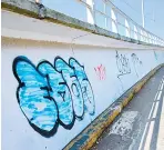  ?? ?? Puentes y bardas de viviendas han sido atacadas por los grafiteros.