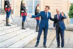  ?? CHRISTOPHE PETIT TESSON / EFE ?? Emmanuel Macron (izqda.), recibe a Olaf Scholz en el Palacio del Elíseo.