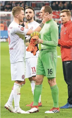  ?? FOTO: CHRISTOF WOLFF ?? Trost für den Kollegen: Andre Hoffmann (li.) tätschelt Torhüter Jaroslav Drobny nach dem 0:2 in Leverkusen die Wange. Im Hintergrun­d Kenan Karaman (Mitte) und Ersatzkeep­er Jannick Theißen.