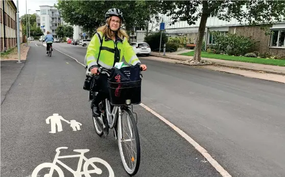  ?? Bild: Yvonne Persson ?? ”Halmstad har kommit förhålland­evis långt som cykelstad, men vi ser ingen markant ökning av cyklandet och det är svårt att utvärdera vad som påverkar beteenden”, konstatera­r Stina Alexanders­son, trafikmilj­öingenjör på Halmstads kommun.