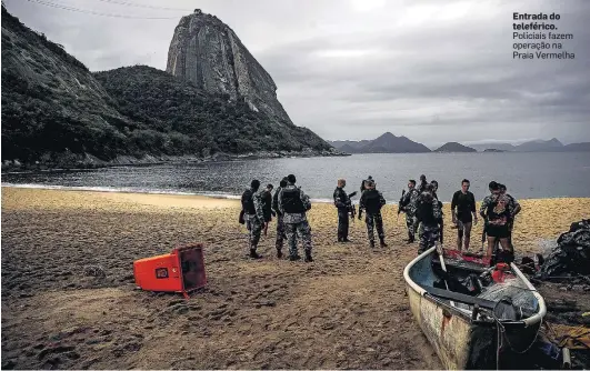  ?? ANTONIO LACERDA/EFE ?? Entrada do teleférico. Policiais fazem operação na Praia Vermelha