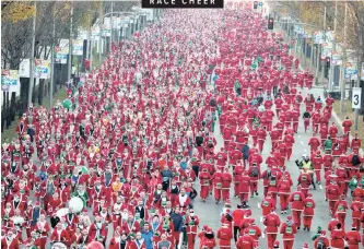  ?? | PAUL HANNA Reuters/African News Agency (ANA) ?? PARTICIPAN­TS dressed as Santa Claus take part in a charity race in Madrid, Spain, yesterday.