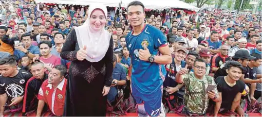  ??  ?? Bibi bersama peminat ketika majlis memperkena­lkan jersi baharu pasukan Kelantan bagi musim 2018.