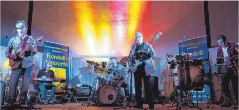  ?? FOTO: HANS-BERND SICK ?? Paul Lawall &amp; The Dukes of Rhythm haben bei stimmungsv­oller Beleuchtun­g in der Stadtbierh­alle in Biberach gastiert.