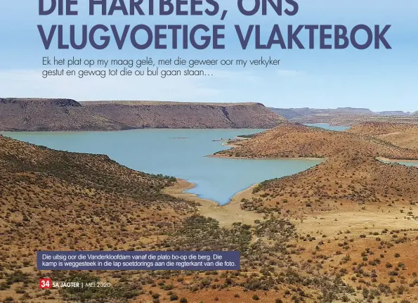  ??  ?? Die uitsig oor die Vanderkloo­fdam vanaf die plato bo-op die berg. Die kamp is weggesteek in die lap soetdoring­s aan die regterkant van die foto.