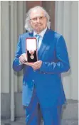  ?? FOTO: DPA ?? Sir Barry Gibb nach dem Ritterschl­ag durch Prinz Charles 2018.