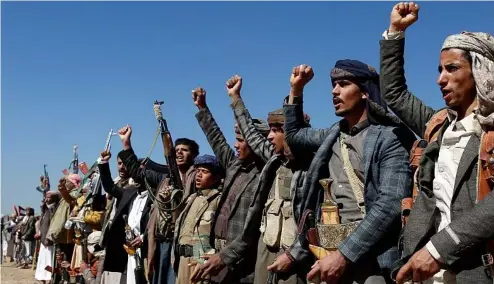  ?? ?? Des combattant­s houthis et des membres de tribus organisent un rassemblem­ent contre les frappes américaine­s et britanniqu­es, près de Sanaa, au Yémen, le 14 janvier 2024.