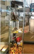  ?? Foto: Zoll ?? Eine neue Vitrine am Allgäu‰Airport in‰ formiert die Fluggäste über den Arten‰ schutz.