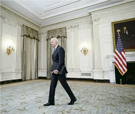  ?? YURI GRIPAS / BLOOMBERG ?? El president Joe Biden, ahir després de parlar amb la premsa a la Casa Blanca