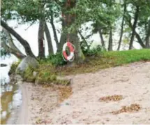  ?? FOTO: CHARLOTTE ARWEDSSON ?? SAND. Den utlagda sanden är en del i det som anmälts av miljökonto­ret på Upplands Väsby kommun.