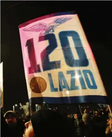  ?? BARTOLETTI ?? La festa dei tifosi laziali per i 120 anni appena compiuti