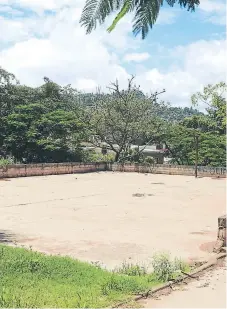  ?? FOTO: DAVID ROMERO ?? Esta cancha ha permanecid­o durante más de dos décadas en el abandono. El muro está deteriorad­o y requiere reparación.