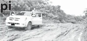  ??  ?? GAMBAR arkib Utusan Borneo menunjukka­n ADUN Telang Usan Dennis Ngau meredah salah satu laluan pembalakan di Ulu Baram menggunaka­n kenderaan 4WD.