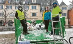  ?? Foto: Edigna Menhard ?? Tim, Anna und Jonathan von Fridays for Future waren beim Müllsammel­n in Mering dabei.