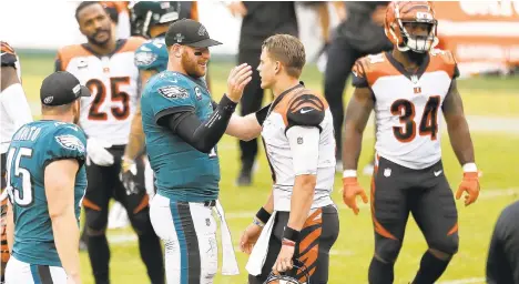  ?? LAURENCE KESTERSON/APPHOTOS ?? Eagles’ Carson Wentz, left, and Bengals’Joe Burrow meet after the game on Sunday.