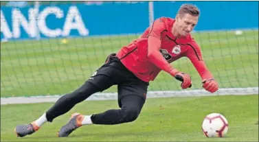  ??  ?? EN EL DEPOR. Tyton, en un entrenamie­nto con el Depor, con el que tiene contrato para este año.