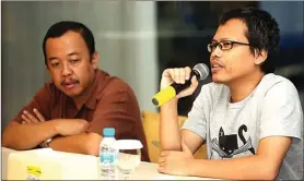  ?? ANGGER BONDAN/JAWA POS ?? PLONG: Eka Kurniawan (kanan) dan Arief Santosa saat berdiskusi di redaksi Jawa Pos Februari lalu.
craftsmans­hip