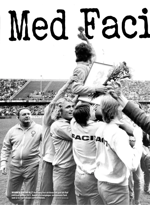  ?? Foto: BOSSE JOHANSSON ?? MANNEN BAKOM ALLT Åtvidaberg firar sitt första SM-guld och Ralf Edströms guldboll 1972. Bakom alla framgångar: storsponso­rn Facit, ledd av Gunnar Ericsson (vid mikrofonen).