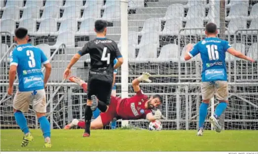  ?? MIGUEL ÁNGEL GONZÁLEZ ?? José Manuel Camacho salvó con este paradón el disparo de Rares y el empate del Xerez CD en el choque del pasado domingo.