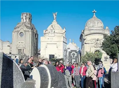  ?? (LA VOZ) ?? Visita guiada. El recorrido por el cementerio de San Francisco congrega cada vez más visitantes.