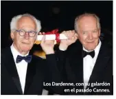  ?? ?? Los Dardenne, con su galardón en el pasado Cannes.