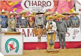  ?? ?? Abel Díaz Tapia acompaña a Enrique Jiménez, quien fuera el ganador este año de la categoría de Charro Completo, integrante del equipo Tres Potrillos "A".