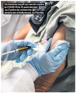 ??  ?? Un homme reçoit un vaccin contre la COVID-19 le 13 août dernier au Centre de recherche américain à Hollywood, en Floride.