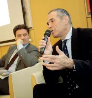  ??  ?? Sul palco Alessandro Russello, a sinistra, e Carlo Cottarelli