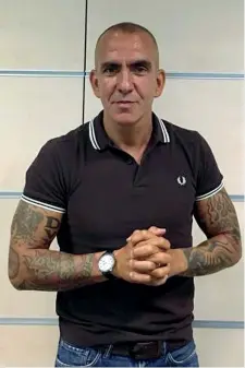  ??  ?? L’immagine Il tatuaggio sul bicipite destro di Di Canio che spunta dalla polo