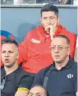  ?? FOTO: IMAGO/NEWSPIX ?? Willkommen­e Pause: Robert Lewandowsk­i war am Ende einer langen Saison bei einem Spiel seines polnischen Teams nur Zuschauer.