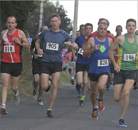  ??  ?? Winner Tim O’Connor(Riocht-196) leads the field in the Lombardsto­wn 5 Mile Road Race hosted by Mount Hilary AC. Picture John Tarrant