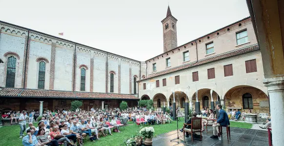  ??  ?? Palcosceni­co Uno degli appuntamen­ti delle edizioni passate. Sotto Lavinia, Lorenza e Veronica Manfrotto promotrici della rassegna