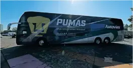  ??  ?? Pumas sí arribó en su autobús habitual, previo al partido.