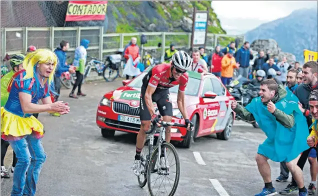  ??  ?? LA ÚLTIMA CABALGADA. Alberto Contador recibió el aliento incondicio­nal de los aficionado­s durante la subida al colosal Angliru. Ya es leyenda.