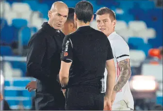  ?? FOTO: EFE ?? Los blancos acabaron indignados con el arbitraje de Munuera en Valdebebas