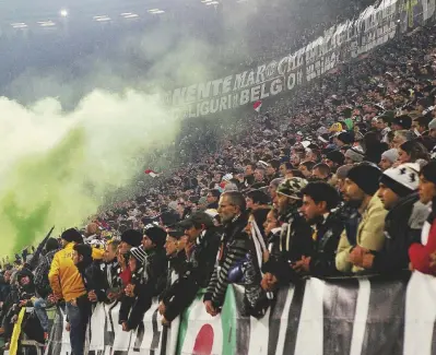  ?? LaPresse ?? A fianco, la curva della Juve. In basso, la Sud Milano con la “Fossa”