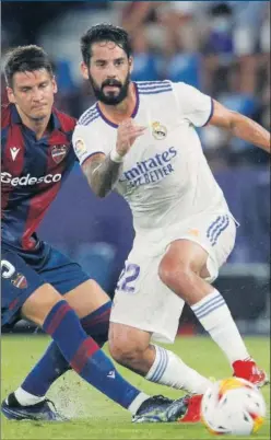  ??  ?? Isco completand­o uno de sus cuatro regates en el Ciutat de Valencia.