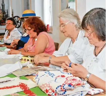  ?? Foto: Bauerngerä­temuseum ?? Im Bauerngerä­temuseum erwarten die Besucher textile Handarbeit­en, die von einer Fachfrau vor Ort erläutert werden. Praktisch vorgeführt werden die Techniken des Filetknüpf­ens und des Filethäkel­ns.