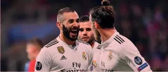  ??  ?? Karim Benzema, 30 anni, autore di una doppietta, festeggiat­o da Gareth Bale, 29, autore del 4-0 AFP