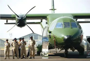  ?? LPEI FOR JAWA POS ?? SUMBANG DEVISA: Kru CN235-220 siap menerbangk­an pesawat dari Hanggar Fixed Wing PT DI di Bandung ke Nepal.