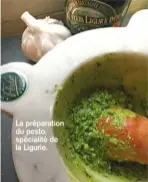  ??  ?? La préparatio­n du pesto, spécialité de la Ligurie.