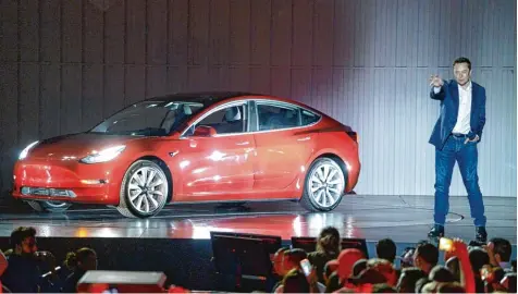  ?? Foto: Andrej Sokolow, dpa ?? Der Elektroaut­o Hersteller Tesla hat nach Angaben von Firmenchef Elon Musk das selbst gesteckte Ziel geschafft, in der letzten Juni Woche 5000 Fahrzeuge seines günsti geren Wagens Model 3 zu bauen.