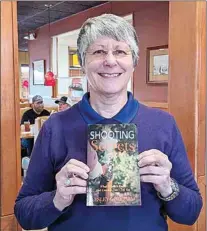  ?? CLAUDIA ELLIOTT / FOR TEHACHAPI NEWS ?? Internatio­nal trapshooti­ng champion Lesley Goddard with a copy of her book.