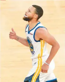  ??  ?? Certero. Steph Curry fue el máximo anotador de la temporada en la NBA.